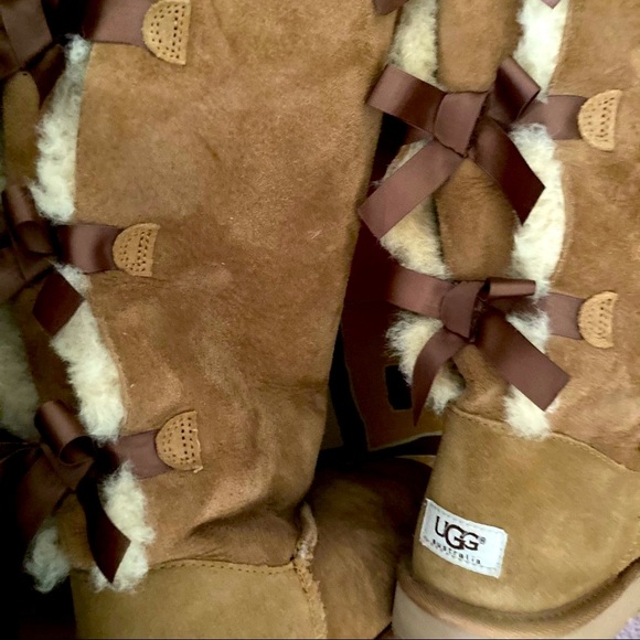Tall tan classic UGG boots - Picture 3 of 8
